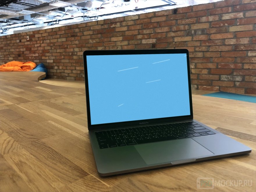 Мокап Macbook Pro на деревянном столе