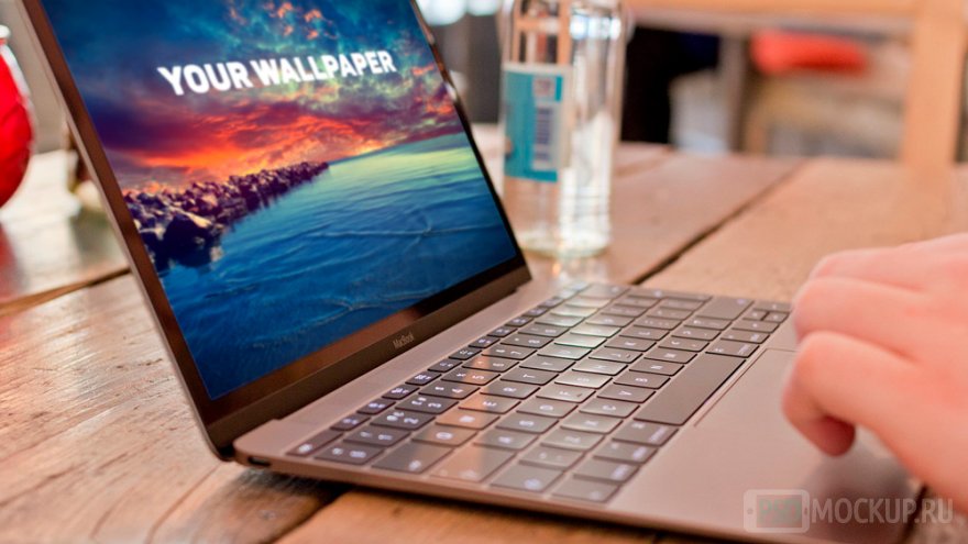 MakBook с изображением моря