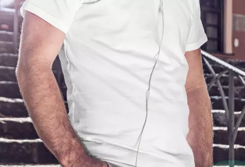 Мокап белой мужской футболки