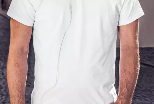 Вертикальный мокап мужской футболки
