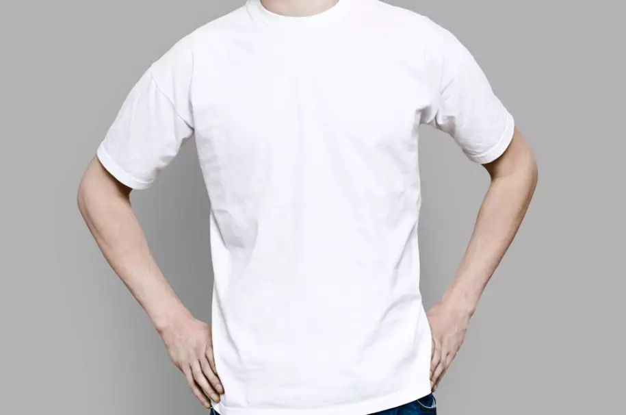 PSD мокап футболки на мужчине