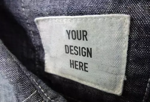 Мокап этикетки на джинсе