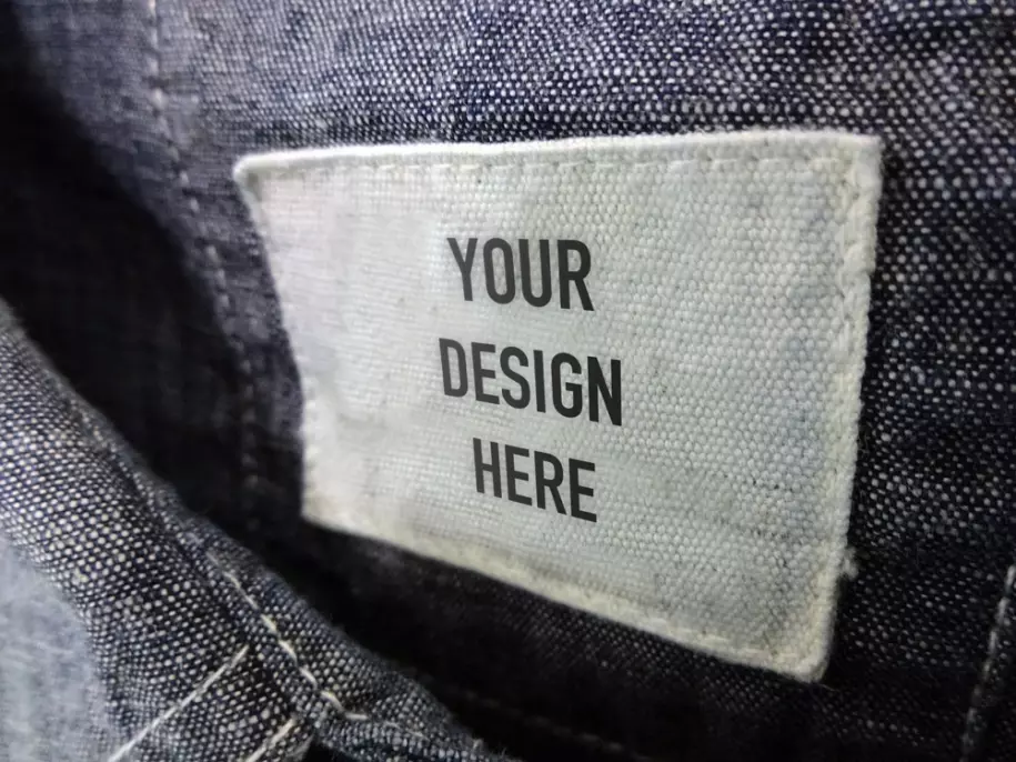 Мокап этикетки на джинсе
