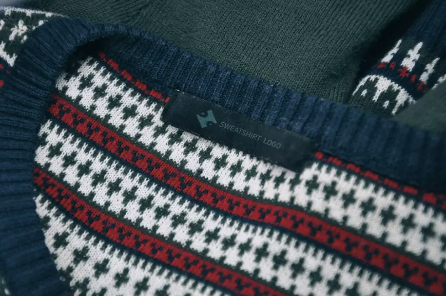 PSD мокап нашивки на свитере
