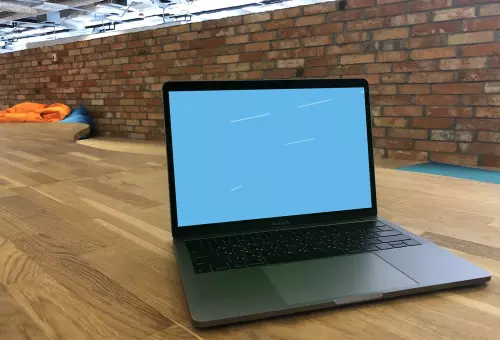 Мокап Macbook Pro на деревянном столе