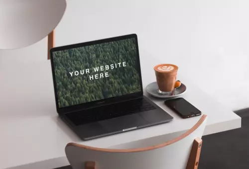 Мокап с изображением Macbook Pro на белом столе