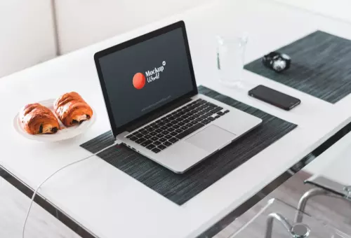 Мокап Macbook Pro на столе в офисе