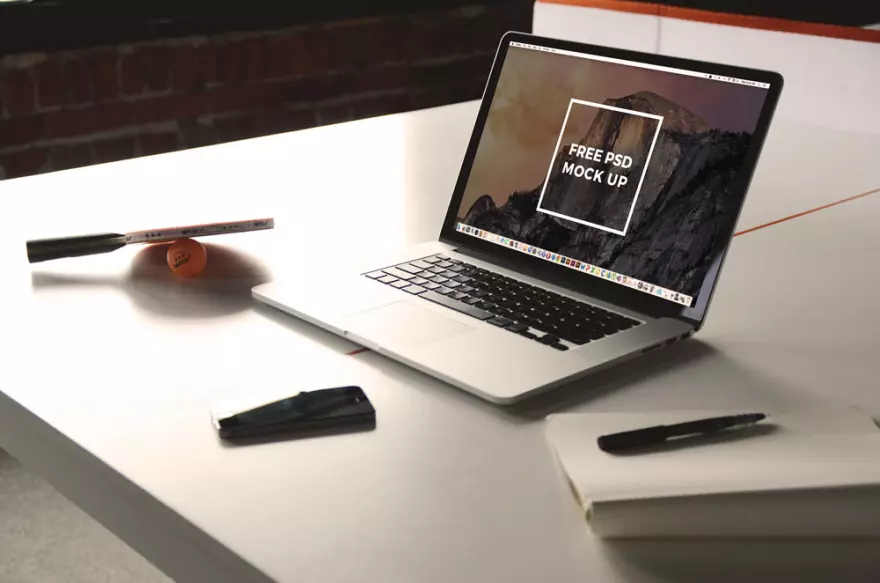 Скачать Все очень просто - MacBook на столе (мокап)