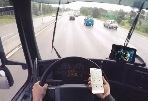 Мокап смартфона в руке водителя