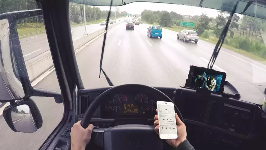 Скачать Мокап смартфона в руке водителя