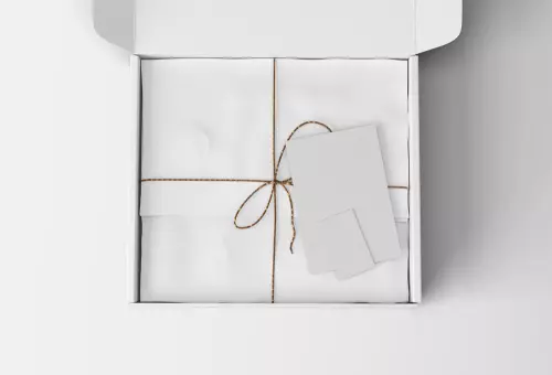 Мокап подарочной коробки с поздравительной открыткой