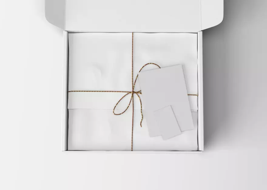 Скачать Мокап подарочной коробки с поздравительной открыткой